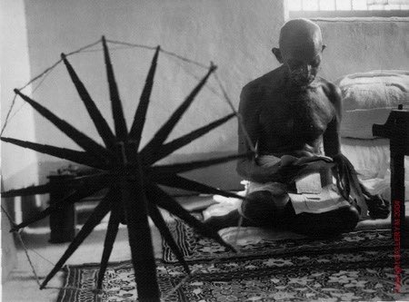 15-Photographie de Gandhi et de son rouet par Margaret Bourke-White, en 1946.