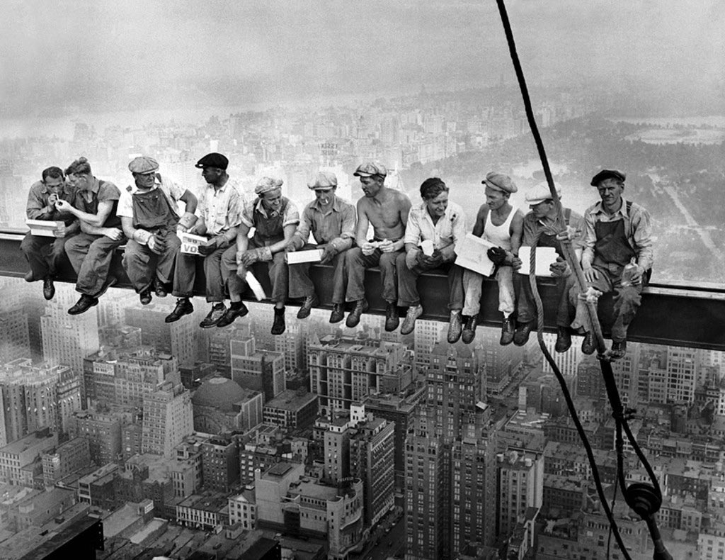 5-Photo inoubliable de ces ouvriers qui mangent leur repas en haut d’un gratte-ciel à New York, en 1932. Le photographe reste à ce jour inconnu.