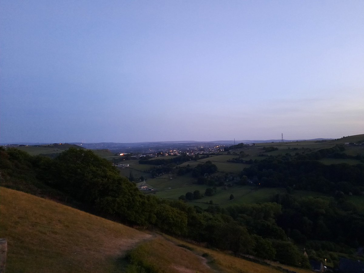 Views from Northowram this evening. We're so lucky to live in such a beautiful place and no issues upon visiting the area 🙂
#SocialDistancing 
#StayAlert 
<a href="/CSW305/">CSW 305</a> 
@CMBC_CSRT
