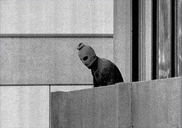 10-Le massacre de Munich lors des Jeux Olympiques de 1972 en Allemagne de l’Ouest, où 11 membres de l’équipe olympique israélienne furent massacrés, aux côtés d’un policier allemand. Cette photo de Kurt Strumpf capture un des attaquants sur le balcon.
