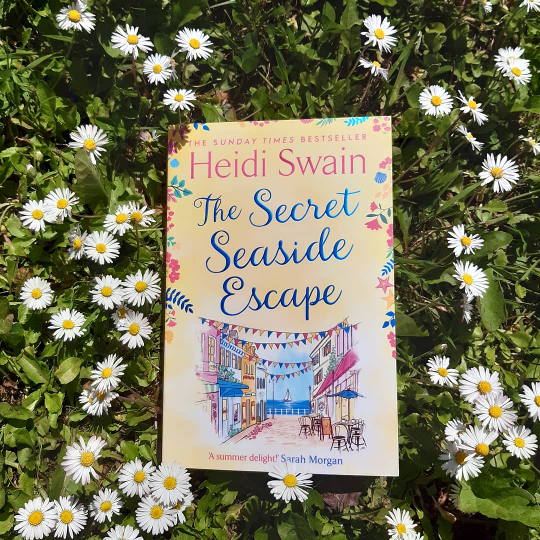 carriem984's tweet photo. It's been a perfect day for reading in the garden, with my littlest squish snoozing in my arms and my biggest squish splashing around in the paddling pool. 🌼

#itsthelittlethings #lifeinlockdown #frommygarden #mummyoftwo #gogently #constantreader #bookworm https://t.co/gE1EtlDV4t