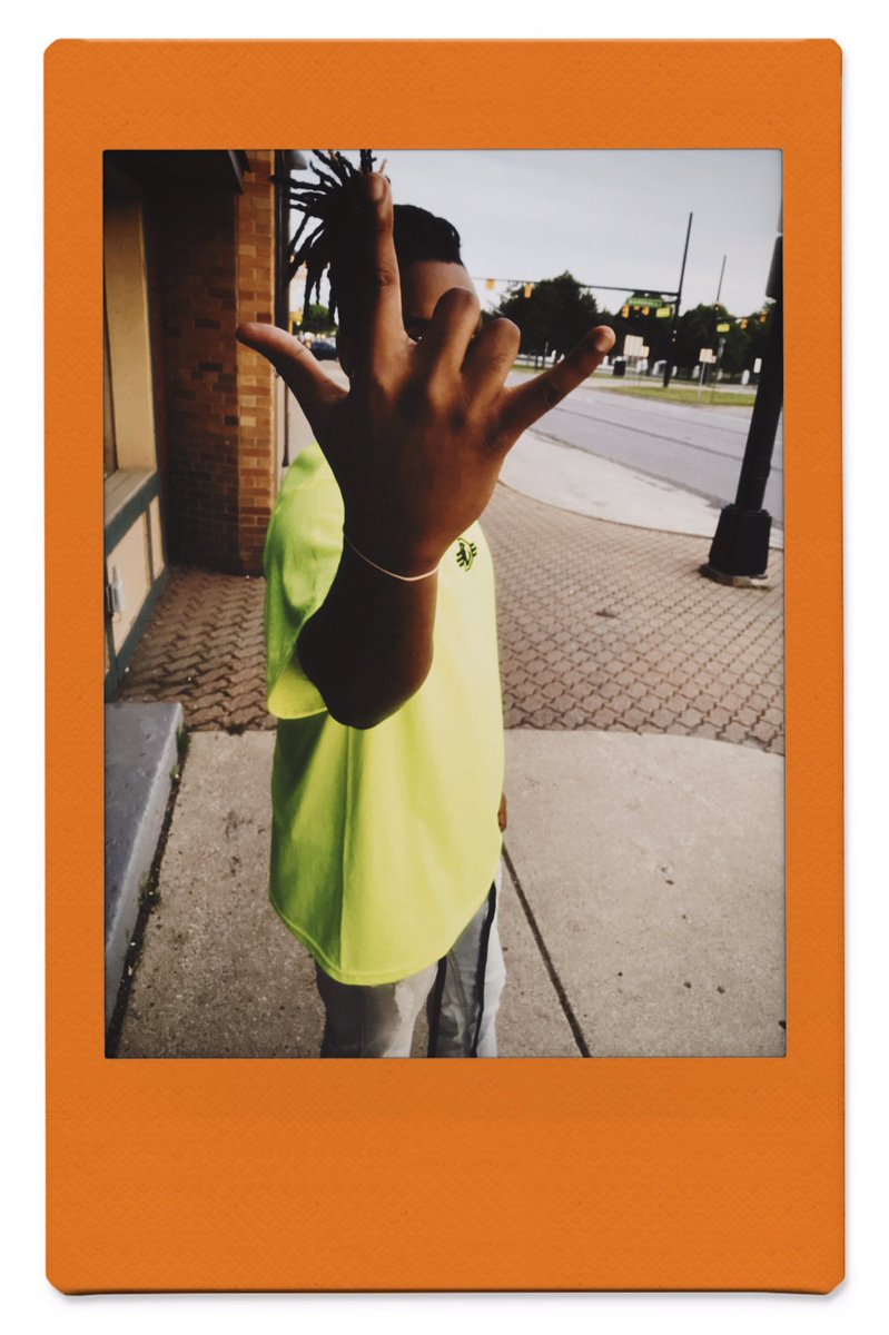 vversatilechild's tweet image. Oversized T ✅