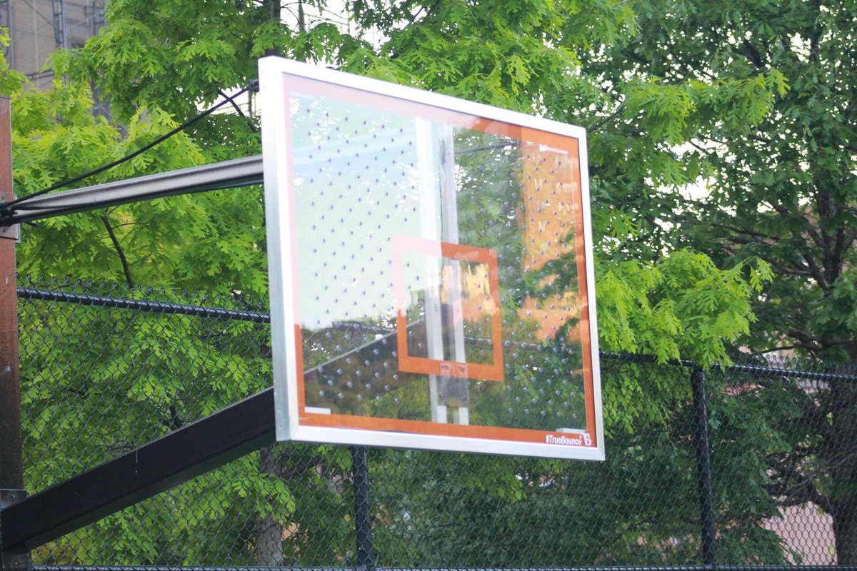 davidarsenio10's tweet photo. Some shots I took yesterday as I was walking across St. Ann’s Avenue in my area of the South Bronx! COVID-19 messed up a good thing!! #bringbackhoops https://t.co/KTUZfPW4go
