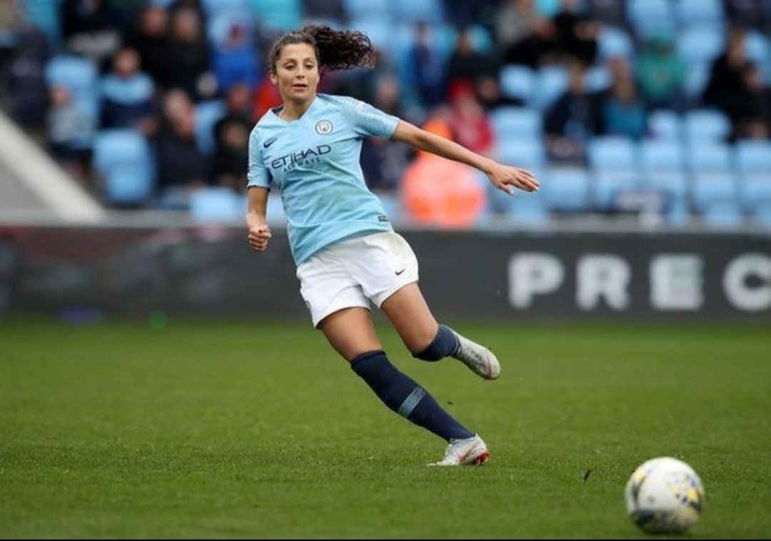 Para que se den una idea la mejor jugadora de futbol afgana es Nadia Nadim.Nadim es conocida por ser de las jugadoras mejor pagadas del fútbol femenino.Paso por Manchester City, Portland Thorns y hoy esta en el PSG.Pero representa a Dinamarca...