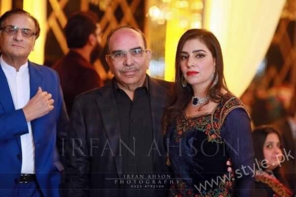 PmlnBukhari's tweet photo. طاقت کا گھمنڈ اور دولت کا نشہ
موصوفہ امبر ملک دختر ملک ریاض ایک درجن سے زیادہ مسلح گارڈز کو ساتھ لے کر آدھی رات کو زبردستی کسی کے گھر میں داخل ہوئی، توڑ پھوڑ کی، اہل خانہ کو مارا پیٹا، ان پر مٹی کا تیل چھڑکا، زندہ جلانے کی دھمکی دے کر اپنی مرضی کی ویڈیو اسٹیٹمنٹ ریکارڈ کروائی ... https://t.co/WoZ5CeHzNh