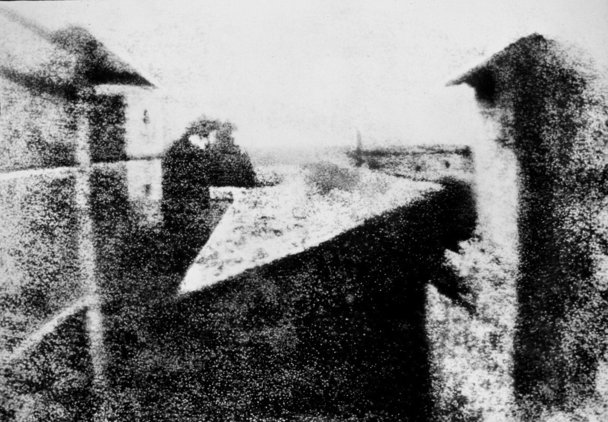 18-La photo la plus ancienne qui existe prise par l’ingénieur français Joseph Nicéphore Nié La photo représente la vue à travers la fenêtre d’une maison du village français Le Gras, en 1826.