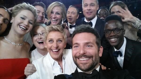 21-Le selfie où figure le plus de stars a été capturé par Bradley Cooper et posté par Ellen DeGeneres en 2014, il a été retweeté plus de 3 millions de fois.
