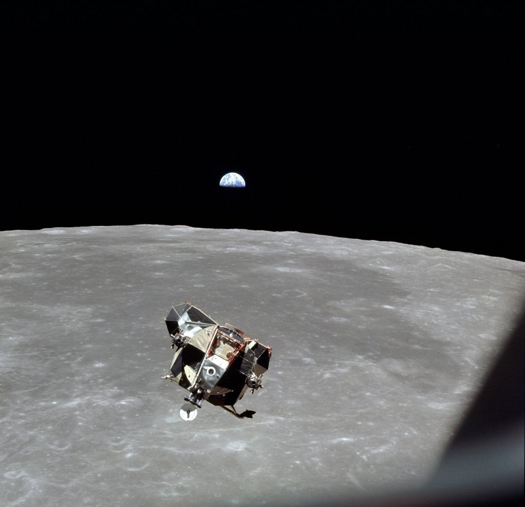 24-Michael Collins photographia en 1969, le module lunaire avec à l’intérieur Neil Armstrong et Buzz Aldrin et en fond la terre, faisant de lui le seul humain de la planète à ne pas être sur la photo.