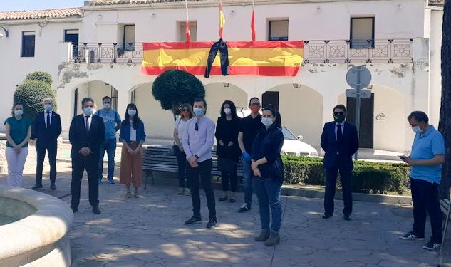 GuilleAManzano's tweet photo. ⚫️🇪🇸Hoy @CsParla hemos estado en el minuto de silencio por las víctimas del #COVID19
⚫🇪🇦 Nos unimos al luto nacional.
Nuestras condolencias a todas las familias afectadas. 
⚫ D.E.P 🖤🇪🇦 #LutoOficialESP #Parla https://t.co/DPpJIg5QBB