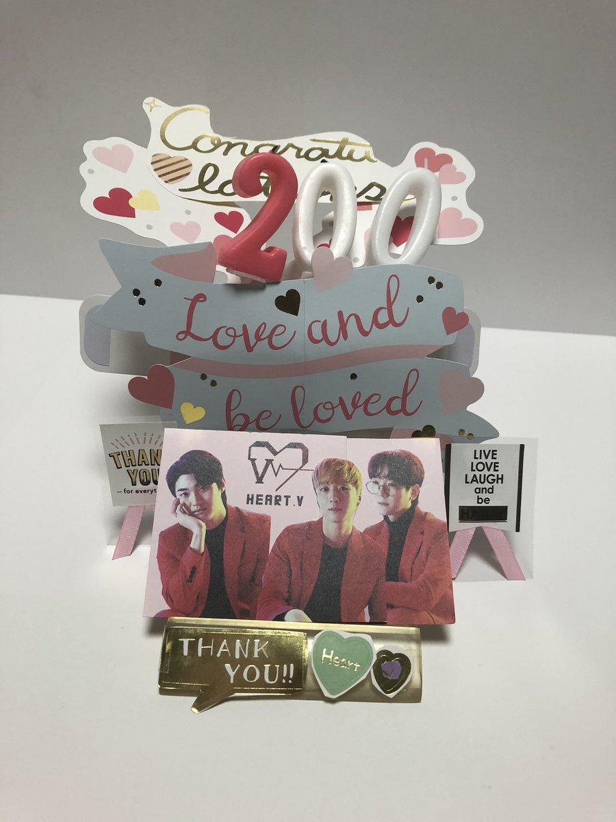 __19881227__'s tweet photo. @heart__v
Heart.v♥ ️ ✌ ️
show box첫 Live에서
200일 😊
축하 🎉
앞으로도 멋진 노래를 들려주세요 🎤
#Heart_v #ソンビン
#イアン
#チャンジン https://t.co/iFAaabasgg