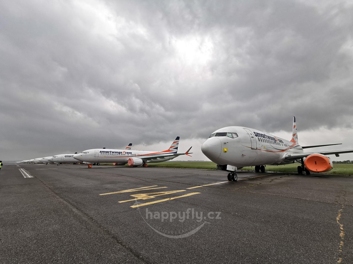happyflycz's tweet photo. Planes grounded by coronavirus🛬 @BoeingAirplanes #Prague #aviation #planes #airplanes #Boeing https://t.co/9i7ZTPhZmx