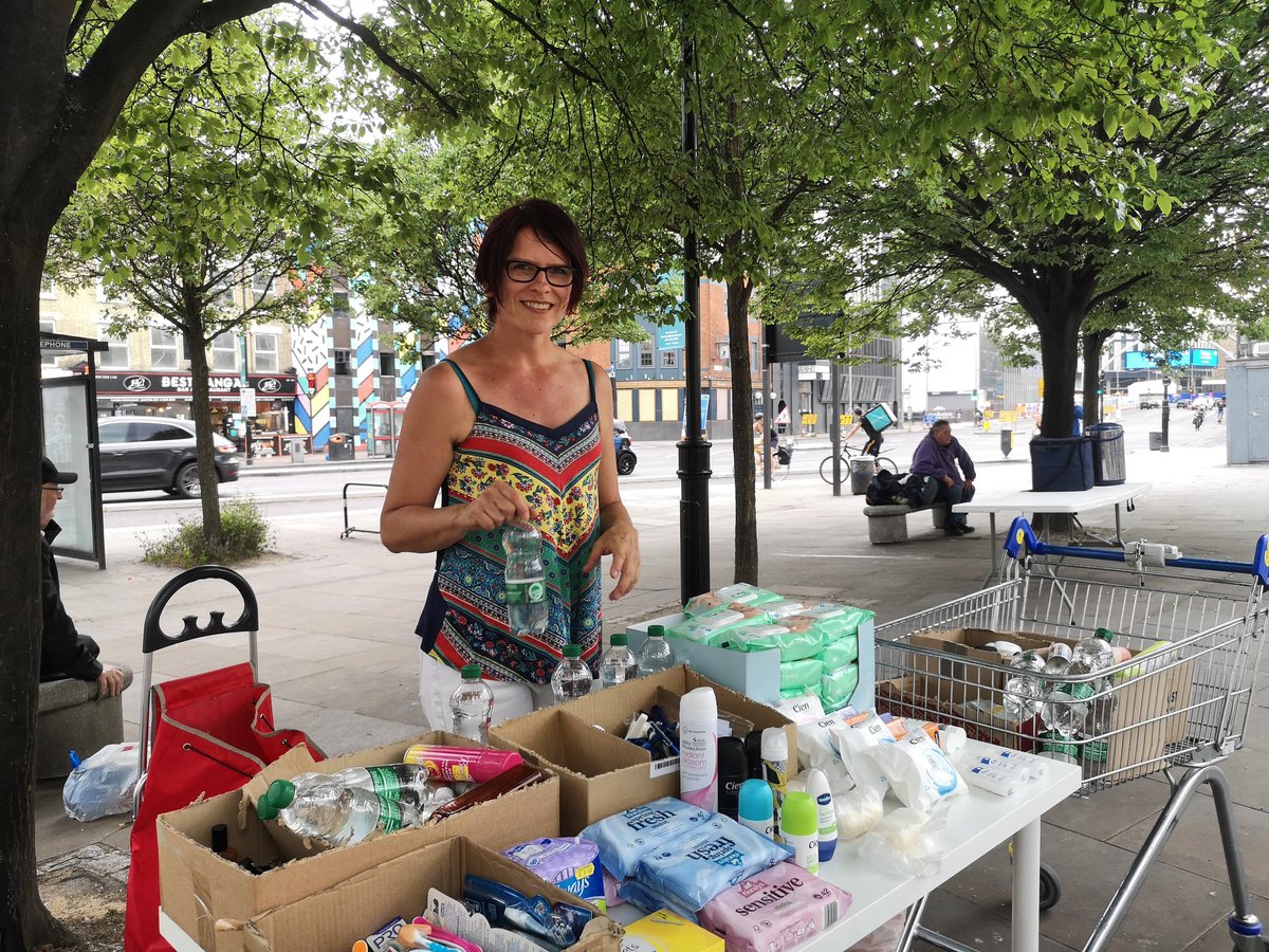 This evening we joined <a href="/WhiteRoomSupper/">Claudia Stachelhaus</a> &amp; @the_little_things_uk for Old Street outreach. Tilly &amp; team served up lashings of delicious food &amp; Claudia provided many in need with toiletries &amp; sanitary products, with donations from <a href="/HoxtonWestAid/">Hoxton West Mutual Aid</a> &amp; the Hackney Community. Thank you ❤️