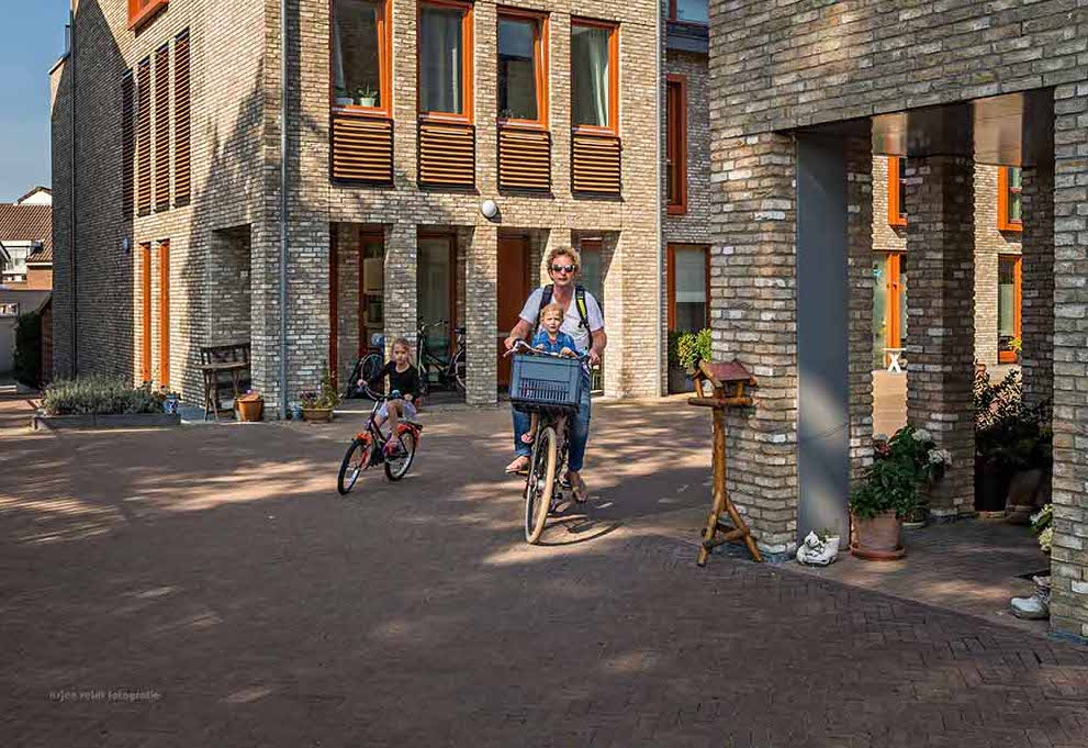 Architect <a href="/BraaksmaRoos/">Braaksma & Roos</a> designed this new #carfree residential. The benefits of a car-free residential area: 
More social contacts, a cleaner #environment, more space for children and more safety. Follow this example.

#Autovrije woonwijk in #Weesp geeft ruimte aan haar bewoners.