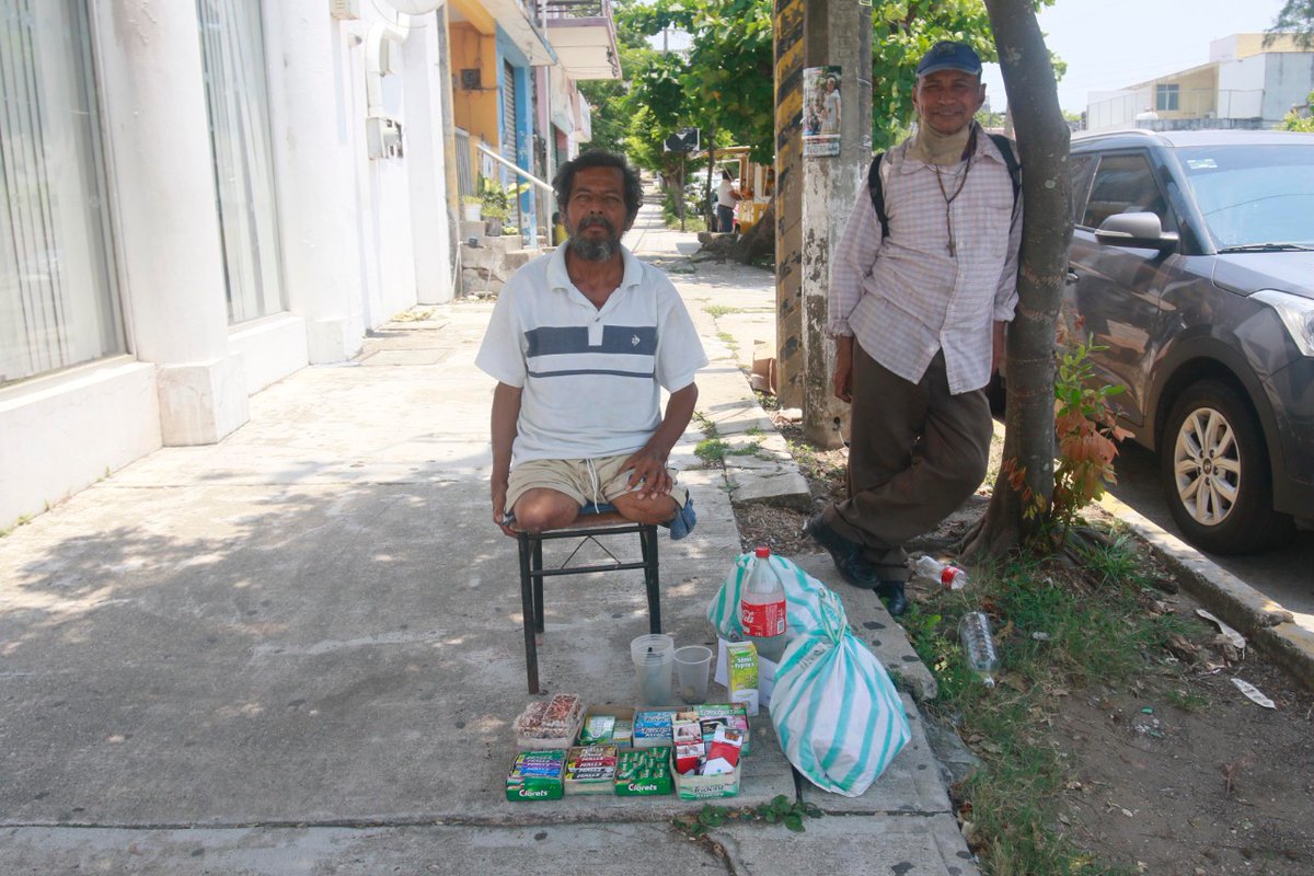 ChispitaMX's tweet image. #CadenaDeAyuda
Este señor, Matías González, oriundo de #Coatzacoalcos, perdió ambas piernas y vende dulces para mantenerse.

Cierto secretario de Salud, también de aquella ciudad, le prometió una silla de ruedas y hasta se tomó una foto con él, ¿verdad Roberto Ramos Alor?