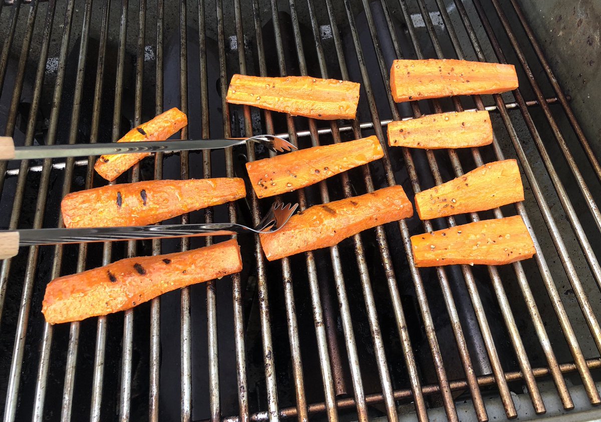 Looking 4 a healthy alternative that tastes better than hot dogs? Add olive oil, salt, pepper &amp; thyme to carrots, throw them on the bbq. Cook 12 mins on medium heat. Add your favorite condiment then walk straight into the fucking ocean because your life is OVER
#ericsgrillingtip