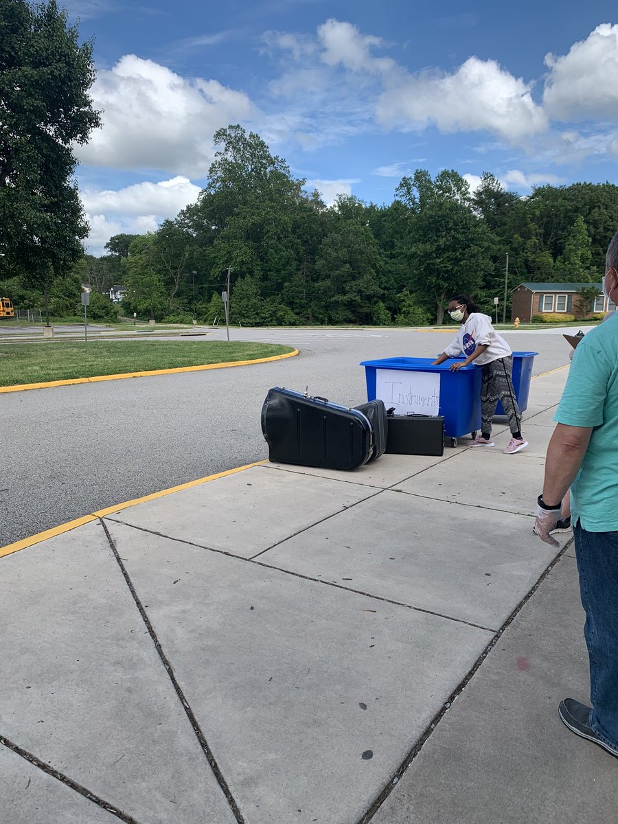 RipponMiddle's tweet photo. Successful drop-off today at RPMS! Thank you for returning our items. Please catch us again tomorrow from 3-5 PM! School-owned instruments, textbooks, library books, and athletic uniforms 💚 https://t.co/0QRxNOu9bG