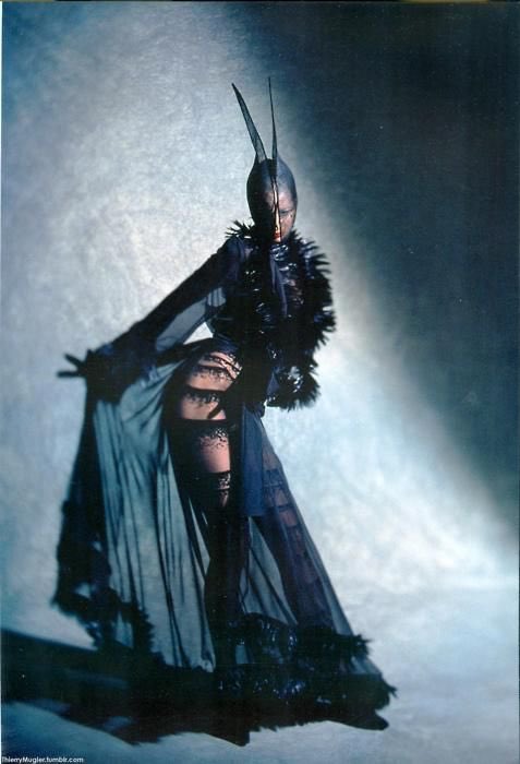 black swan (2010)mugler by thierry mugler (1973-2002), mugler by nicola formachetti (2010-2013).mugler’s aesthetic is very fitting with that of black swan’s, +a level of sexiness. thierry‘s work shows the classic ballet side, while nicola’s depicts black swan’s tone off stage.