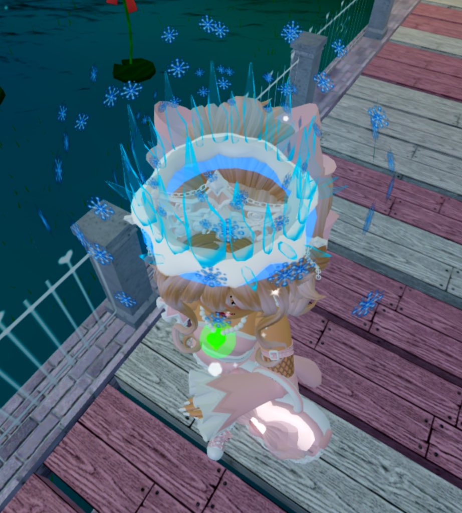 BritneyTheBrit's tweet image. 5th Giveaway! This time the prize is:
♡ winter halo 2019 + se crown + se sleeves ♡

-follow me
-like this tweet
-retweet
-comment user!

Good luck everybody! I’m going to end this a little bit later because I’m going to try to get the items back right after the giveaway!