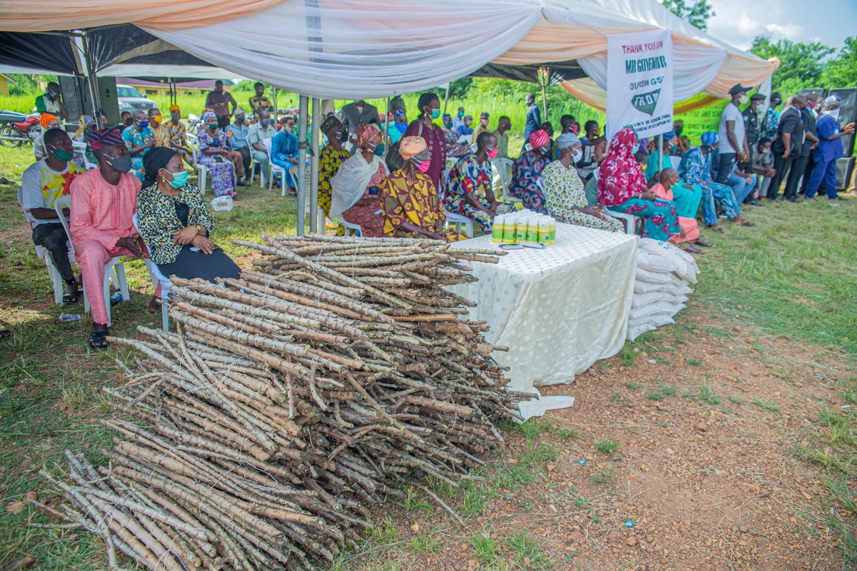 seyimakinde's tweet photo. We flagged off the distribution of a second set of palliatives containing inputs for farmers in Iseyin, this evening. We had promised this distribution to our farmers based on feedback we received from some of them. https://t.co/jYaFy8i3Kx