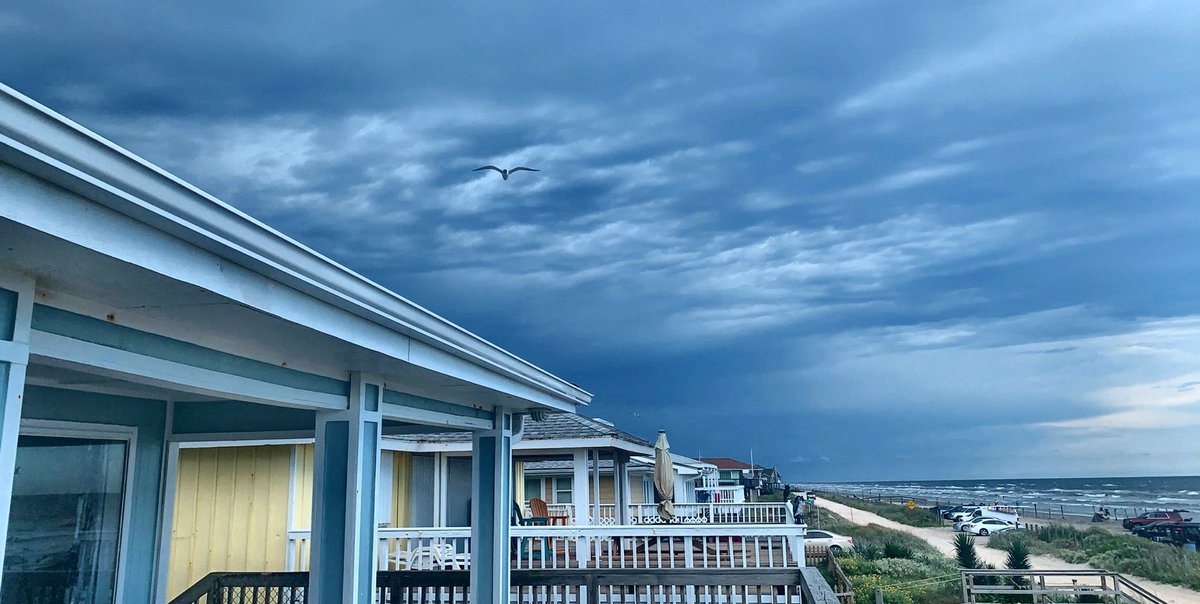 glitterxbugg's tweet photo. Storm is brewing here in Galveston. #storm #texasweather #texas #galveston #bermudabeach https://t.co/huGz1w3Hcz