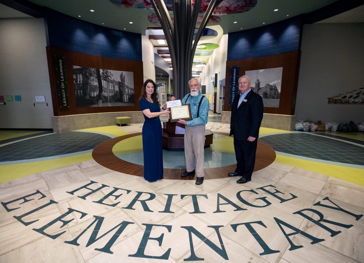 RotaryEdmond's tweet photo. Congratulations to Lisa Parmer from Heritage Elementary on being chosen as the Edmond Summit Rotary Teacher of the Year! She received $1,000 and a Service Above Self award from the club. #EdmondSummitRotary #EdmondOK #Rotary #ServiceAboveSelf 🇺🇸 https://t.co/V87WbXza1v