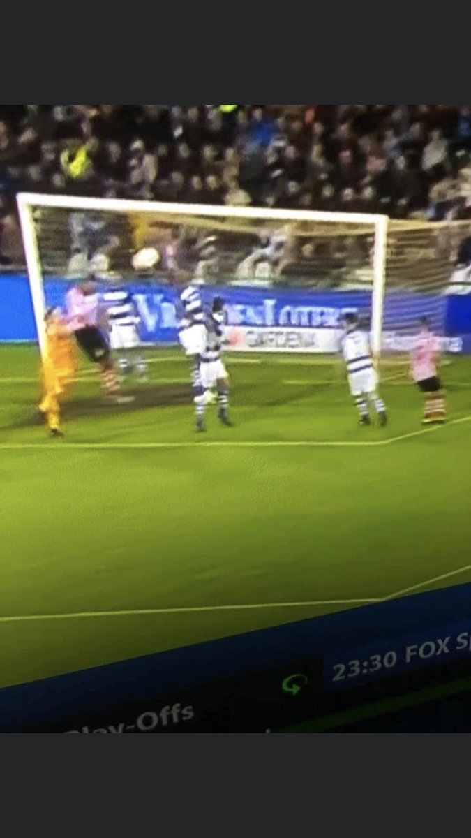 Precies 1 jaar geleden hielden de verdedigers van De Graafschap zich gelukkig al aan de 1,5 meter afstand regel. Alleen de keeper gaat niet geheel vrijuit maar gelukkig werd de goal van Auassar daardoor niet afgekeurd. Promotie om nooit te vergeten ❤️#spartarotterdam #graspa