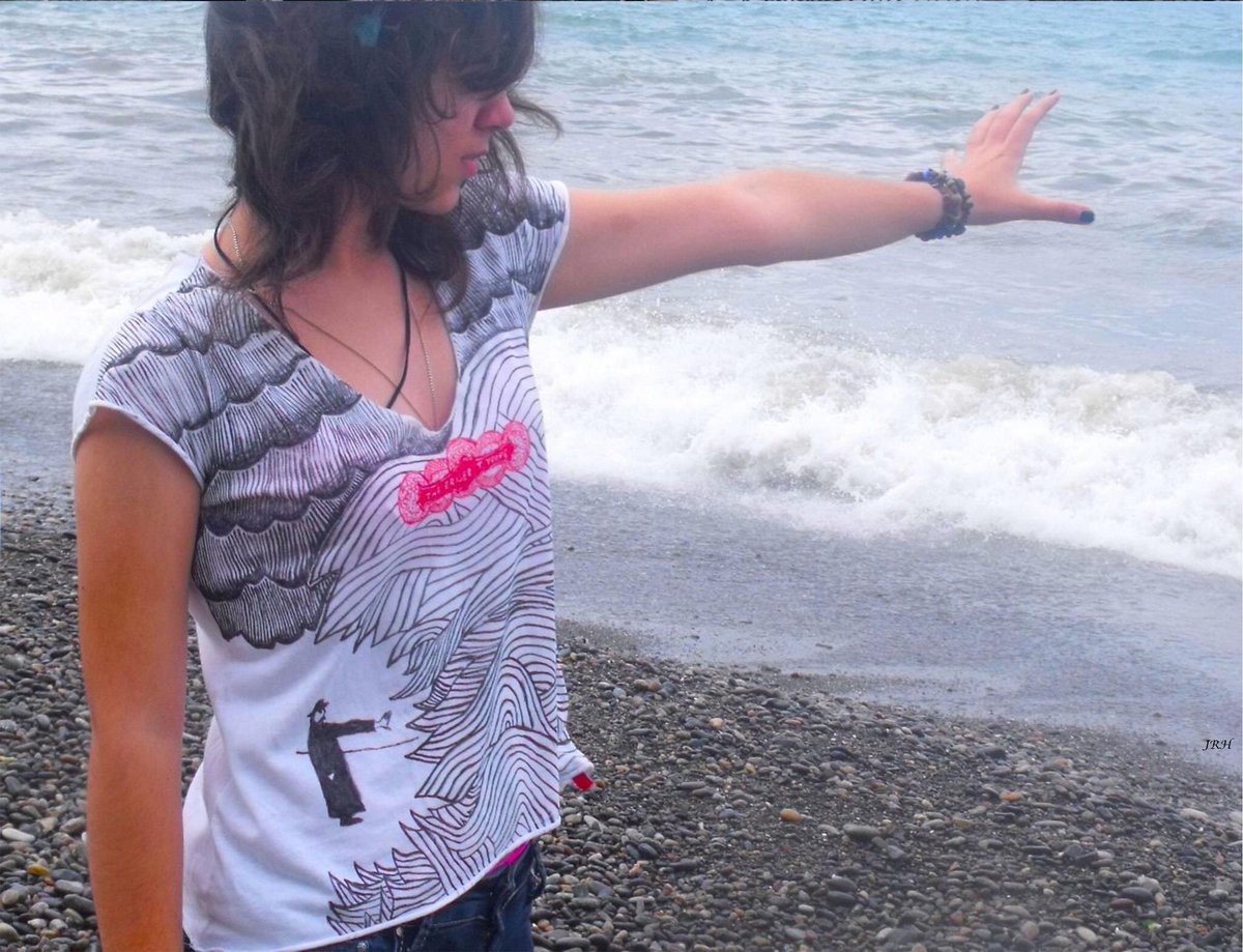 RadioheadClub's tweet image. RHclub member Tsira Sanaia’s handmade #TheEraser cover art t-shirt. She made it herself. Tsira is from #Tbilisi, Georgia 

Send your photo if you have @Radiohead t-shirt