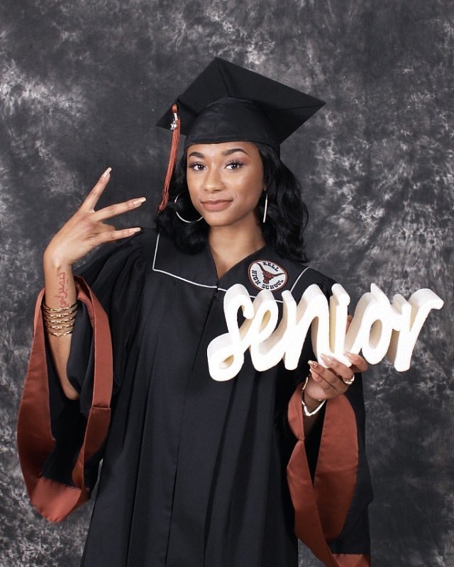 KyaWilliams0's tweet photo. #2020Graduate @KellHighSchool thank you for 4 amazing years! ❤️👩🏽‍🎓 https://t.co/Y5jmNHa3yd