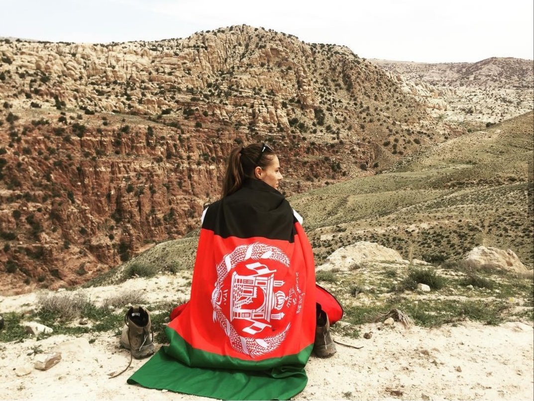 Hoy les traigo un hilo bastante diferente.Hoy hablaremos de Shabnam Mobarez y de la Selección Nacional Femenina de Afganistán.En este pequeño hilo intentare mostrarles la importancia de ciertas personas en la seleccion y la problemática que las rodea diariamente.Abro hilo.