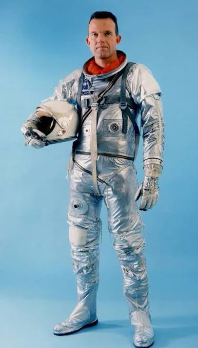 アメリカのマーキュリー計画用宇宙服に先祖返りした感じです。因みにお気に入りはどう見ても電球のアポロ計画宇宙服のヘルメット。 