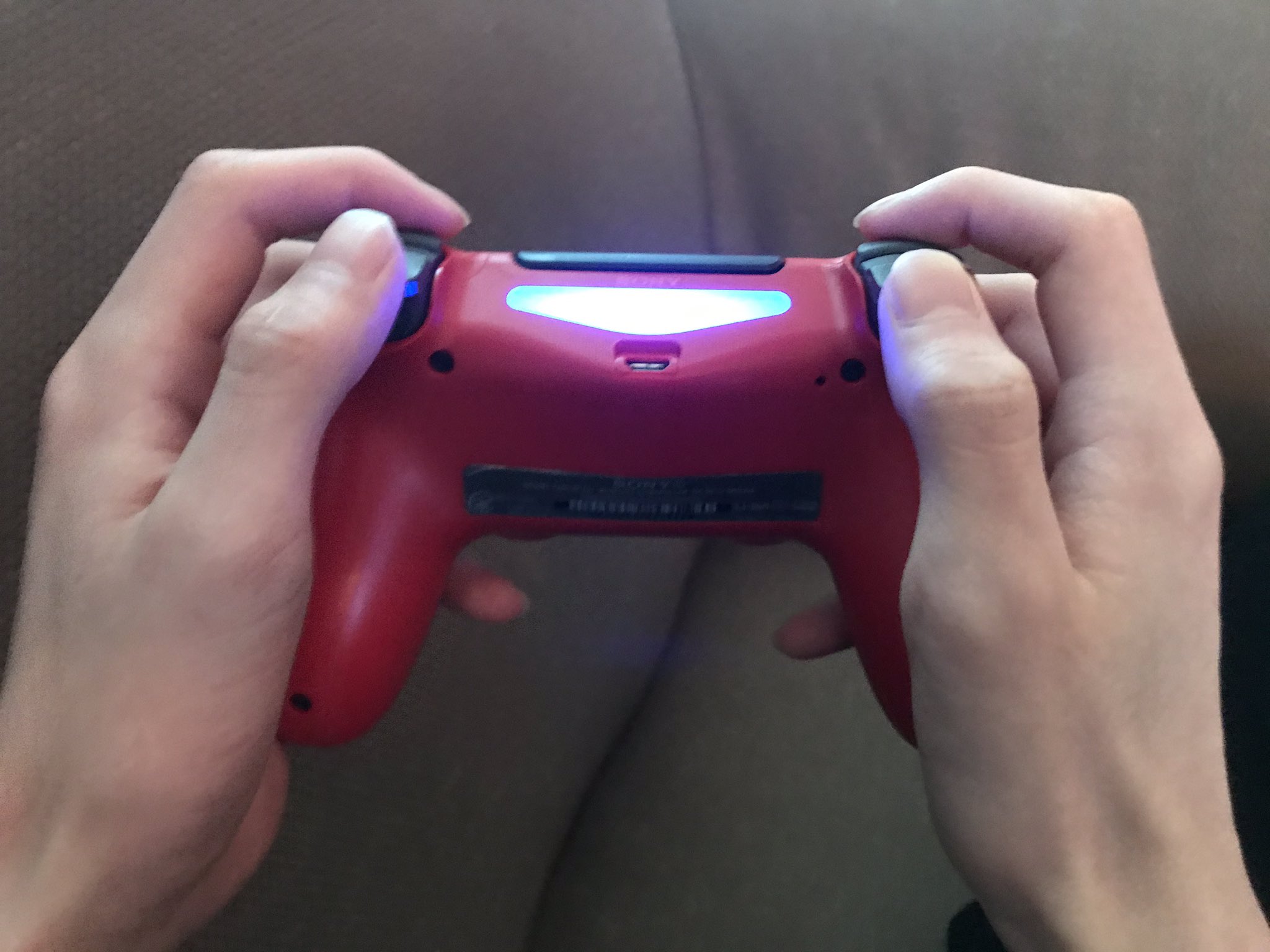 O2 あーさー 弟がapexやってたから何となく後ろから観てたんだけど持ち方キモすぎてワロタ 理論値持ちって名付けてるしお兄ちゃんドン引きだよ T Co Jfmewqqliz Twitter