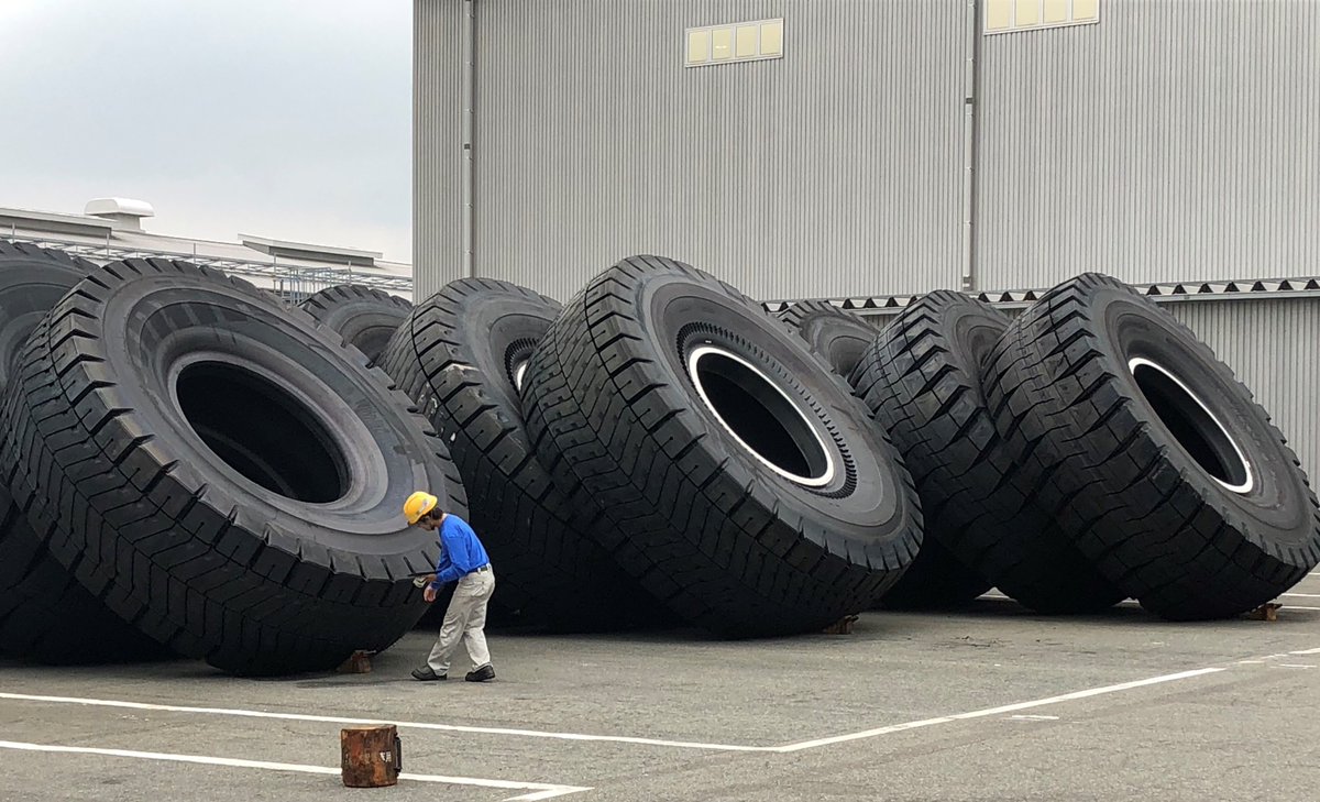 これはデカい 超大型のタイヤと人類との大きさ比べ 話題の画像プラス