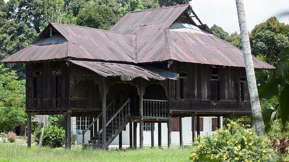 Another climate-adapted feature in Malaysia is none other than the charming architecture of traditional Malay timber house. The climatic design showcases a deep understanding and respect for nature, and the hot and humid tropical climate and the monsoon rainstorms. (1/n)
