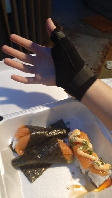 I think eating sushi left handed will be my biggest accomplishment of the day 😂😂 Findom sushi dinner