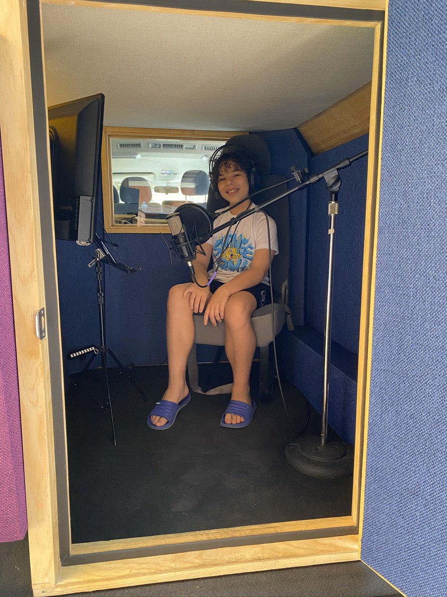 Grabando doblaje en una sala de grabación , dentro de una camioneta!! Obviamente en mi casa! 🎤🎧 #doblaje #cuarentena #actorslife #lovemyjob