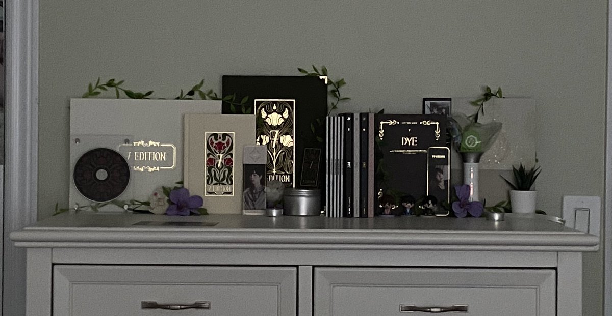 look at how the gold details glow