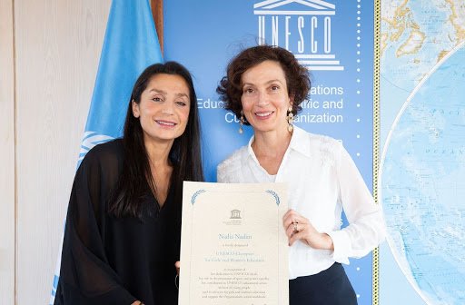 Nadia Nadim a rechazado contratos que la pudieron haber convertido en la jugadora mejor pagada del mundo.Habla 11 idiomas y fue nombrada Campeona de la UNESCO para la Educación de las Niñas y las Mujeres en julio 2019.Pero saben quien también huyo a Dinamarca?
