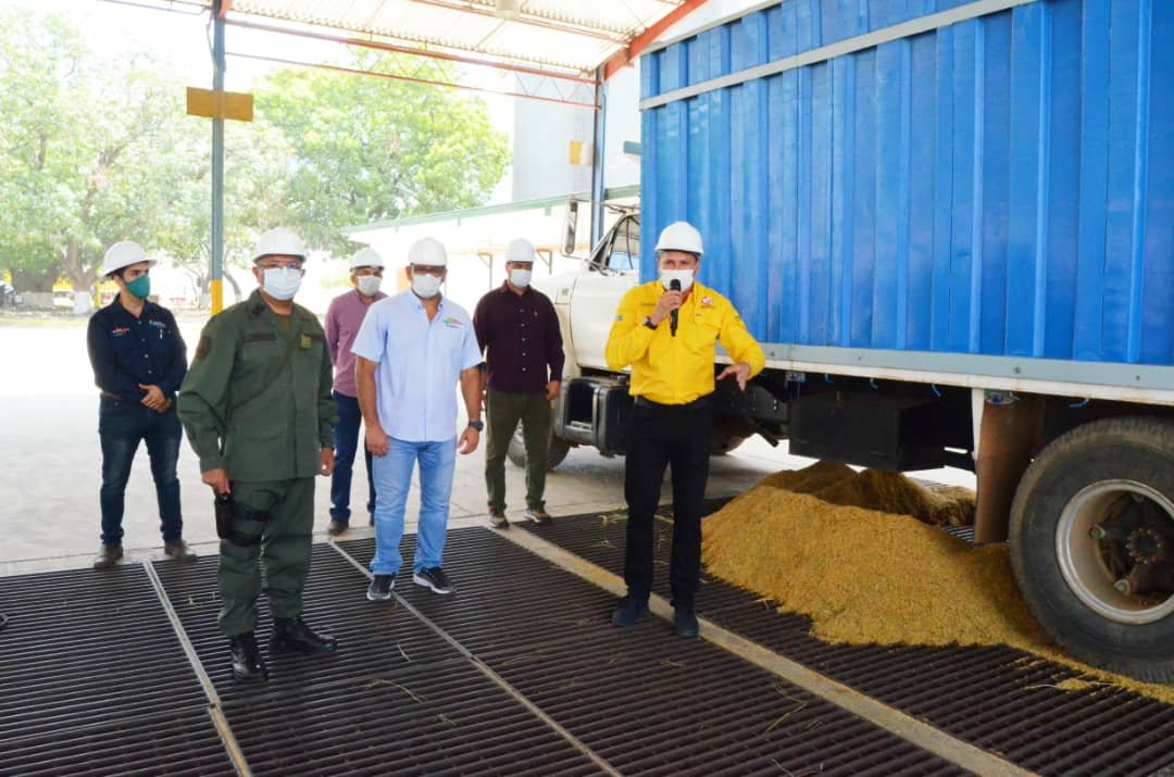 #Sepa || Gobernador en compañía de Pedro Malaver 
y el G/D Winder Gonzales Urdaneta inspeccionaron la productividad de esta planta de silos, destinada a almacenar más de 70 toneladas de arroz para el consumo del venezolano

  #CuarentenaYProducción
#GuáricoProduceEnCuarentena