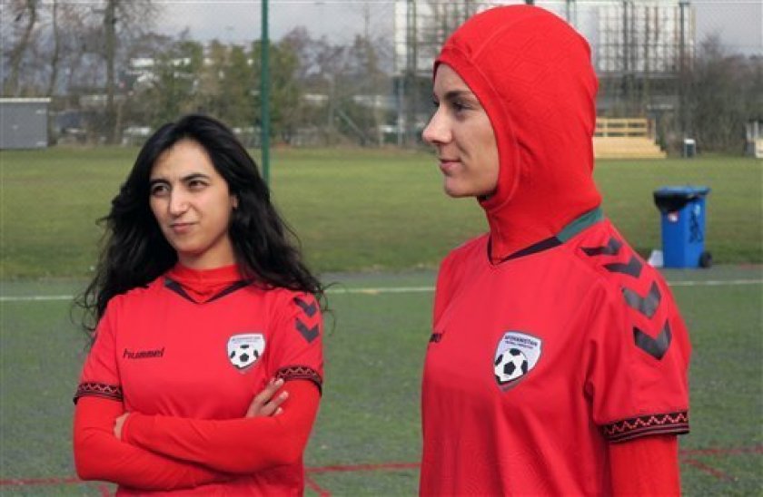 Así es, Shabnam Mobarez.Mobarez emigró con su familia a Dinamarca en 2002 debido a la guerra.Mobarez rechazo una oferta para jugar por Dinamarca y eligió representar al equipo nacional Afgano.Además entrena equipos de mujeres en un campo de refugiados afganos.