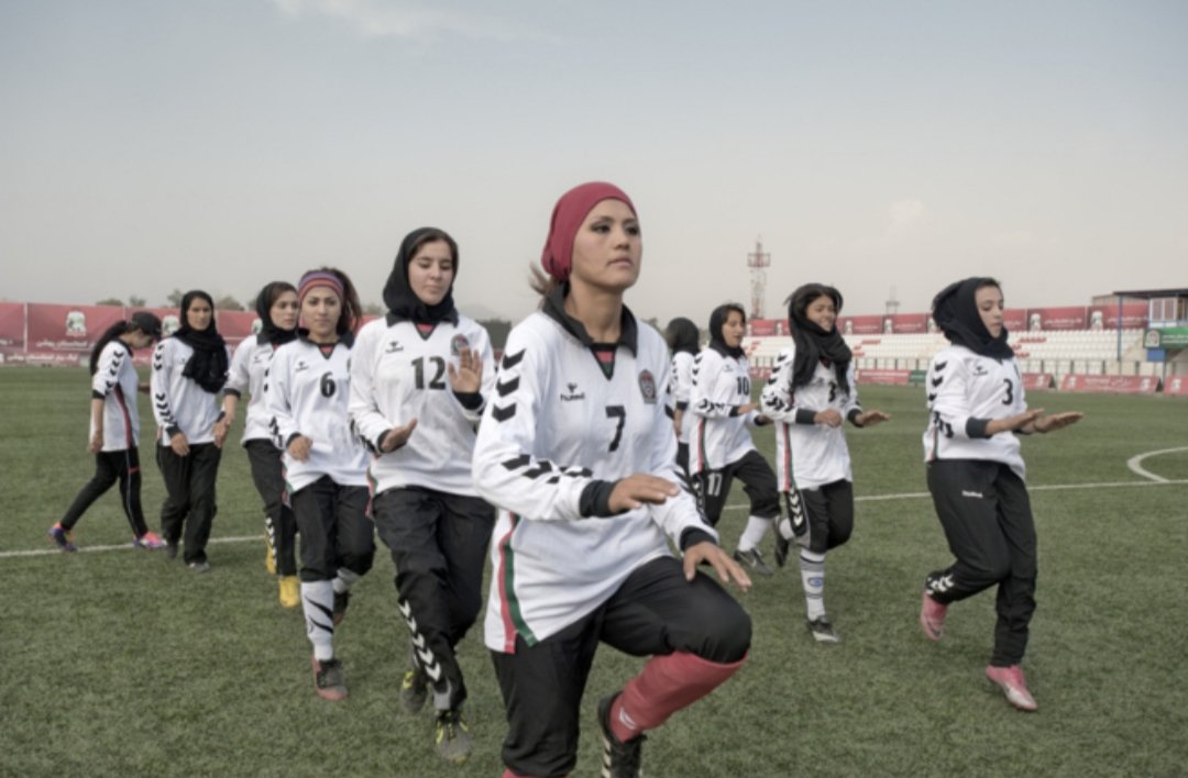 Así es, Shabnam Mobarez.Mobarez emigró con su familia a Dinamarca en 2002 debido a la guerra.Mobarez rechazo una oferta para jugar por Dinamarca y eligió representar al equipo nacional Afgano.Además entrena equipos de mujeres en un campo de refugiados afganos.