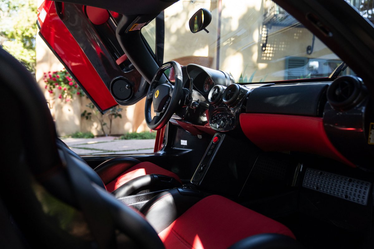 AutomovilMex's tweet photo. A dos días de cerrar, la subasta por este #EnzoFerrari 2003, llevada a cabo en línea por #RMSothebys, marca una puja máxima de $ 2mdd, aunque la estimación es que alcance ¡los 3 millones! ¿La razón? Menos de 2,000 km en su odómetro 👌 #EnVentaAP #EstiloDeVidaAP https://t.co/4MGlfWs81Z