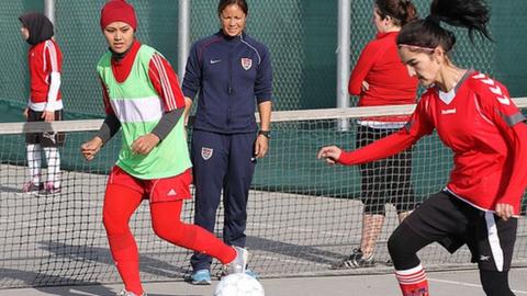 Pero recuerdan a Popal?Ya retirada, noto que la selección femenina Afganistán estaba estancada.Cansada del acoso y la persecución decidió hacer su propia investigación y descubrió violaciones a jugadoras menores de edad Afaganas de parte de miembros de la Federación.