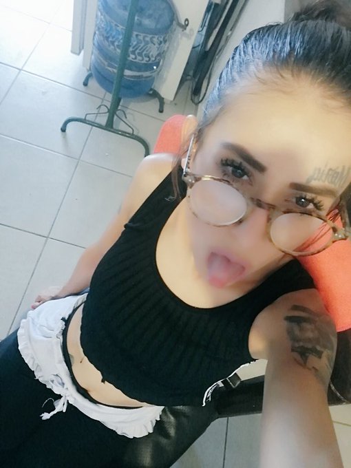 Otra vez, vestida y alborotada😔Por qu&eacute; son as&iacute; 😖Hiciste que me peinara de Benito Ju&aacute;rez, solo para quedarme<a href="/tag/disponible"class="tags"><span>#disponible</span></a>