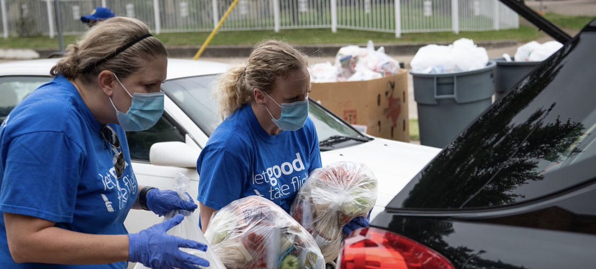 EmmittSmith22's tweet photo. Shoutout to our longtime @SmithCharities partner @AmericanAir! They’re doing some amazing work here in Dallas by delivering 15,000 meals to @dallasschools families affected by COVID-19. When we choose to invest in our community, we invest in our future. 🙌🏾 Thank you @AmericanAir! https://t.co/maVHp0Ywjh