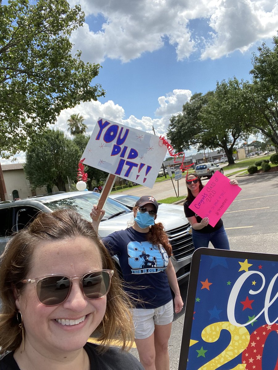RayburnU's tweet image. CLASS OF 2️⃣0️⃣2️⃣0️⃣!!! Y’all did it, Texans!! We are super proud of you and can’t wait to see what your futures hold!! 👏👩‍🎓💙👨‍🎓👏 #paradevibes #ClassOf2020 #justgettinstarted #hardworkpaysoff