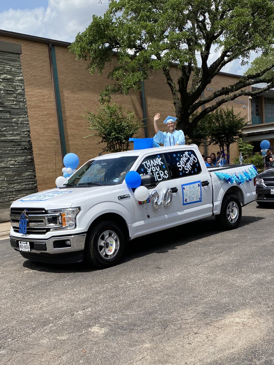 RayburnU's tweet image. CLASS OF 2️⃣0️⃣2️⃣0️⃣!!! Y’all did it, Texans!! We are super proud of you and can’t wait to see what your futures hold!! 👏👩‍🎓💙👨‍🎓👏 #paradevibes #ClassOf2020 #justgettinstarted #hardworkpaysoff