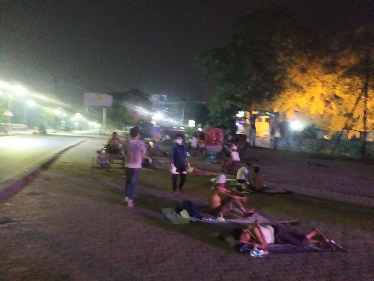 CoronaWarriors3's tweet image. Last night (1 am), our volunteers patrolled the parts of city where migrants are taking street shelters. Around 150+ packets of sattu and water were given to them. Many are yet to board shramik trains and many hv to go to other districts in Bihar #helpmigrants #MigrantsOnTheRoad