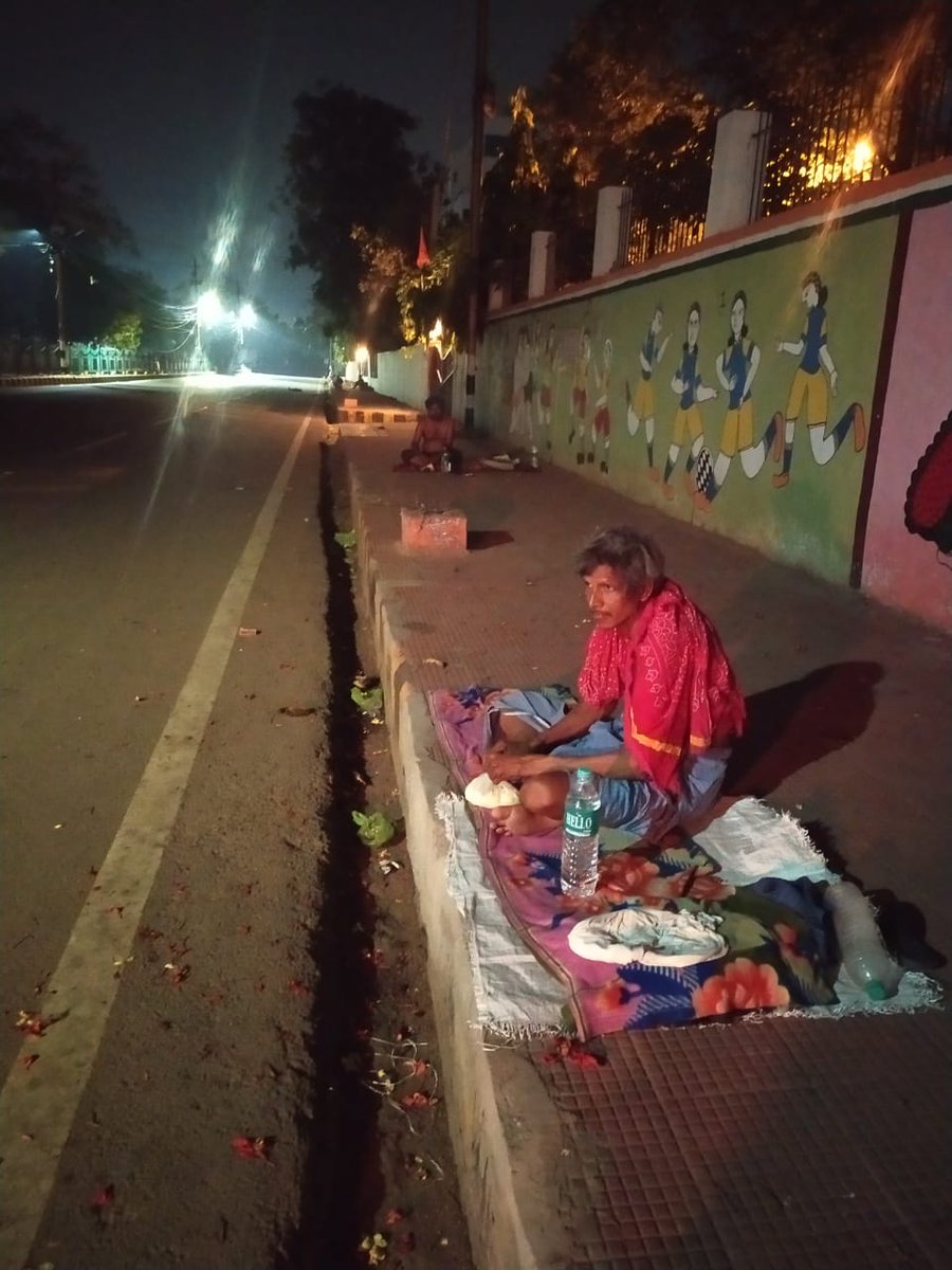 CoronaWarriors3's tweet image. Last night (1 am), our volunteers patrolled the parts of city where migrants are taking street shelters. Around 150+ packets of sattu and water were given to them. Many are yet to board shramik trains and many hv to go to other districts in Bihar #helpmigrants #MigrantsOnTheRoad