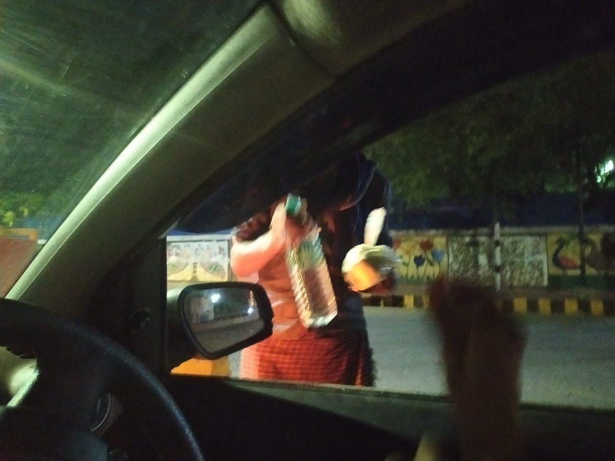 CoronaWarriors3's tweet image. Last night (1 am), our volunteers patrolled the parts of city where migrants are taking street shelters. Around 150+ packets of sattu and water were given to them. Many are yet to board shramik trains and many hv to go to other districts in Bihar #helpmigrants #MigrantsOnTheRoad