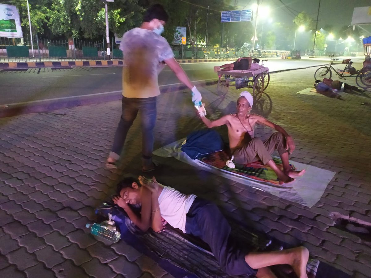CoronaWarriors3's tweet image. Last night (1 am), our volunteers patrolled the parts of city where migrants are taking street shelters. Around 150+ packets of sattu and water were given to them. Many are yet to board shramik trains and many hv to go to other districts in Bihar #helpmigrants #MigrantsOnTheRoad